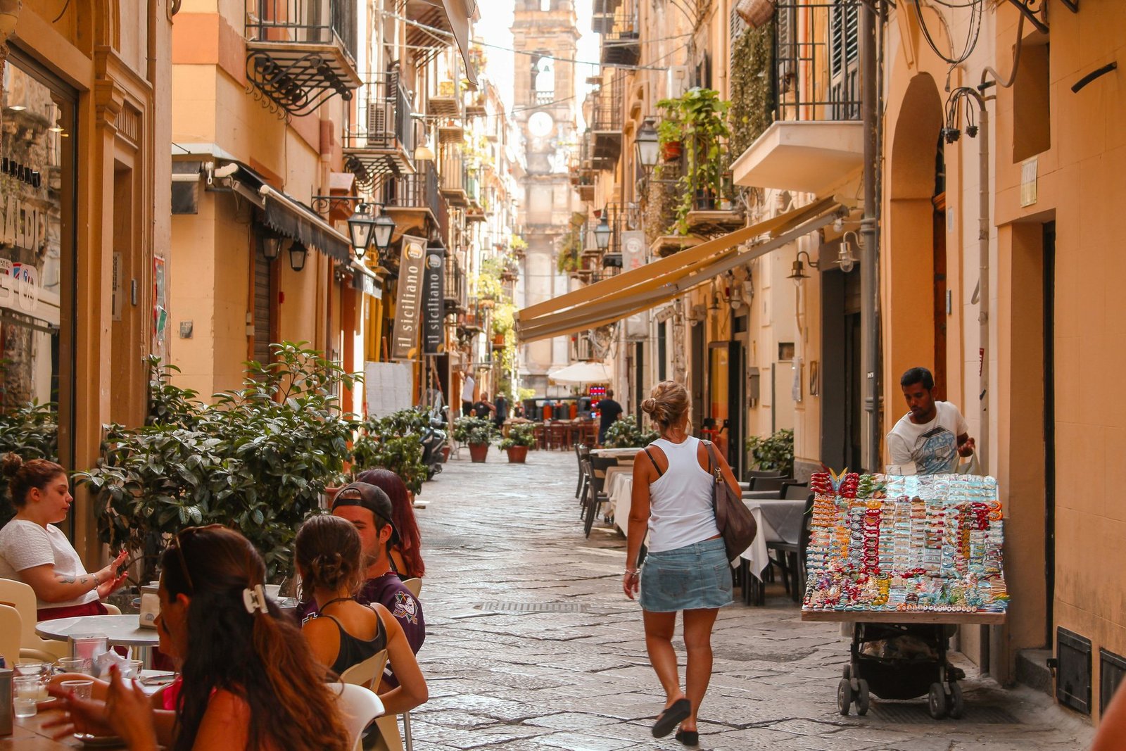 Via del centro storico di Palermo con bar e ristoranti