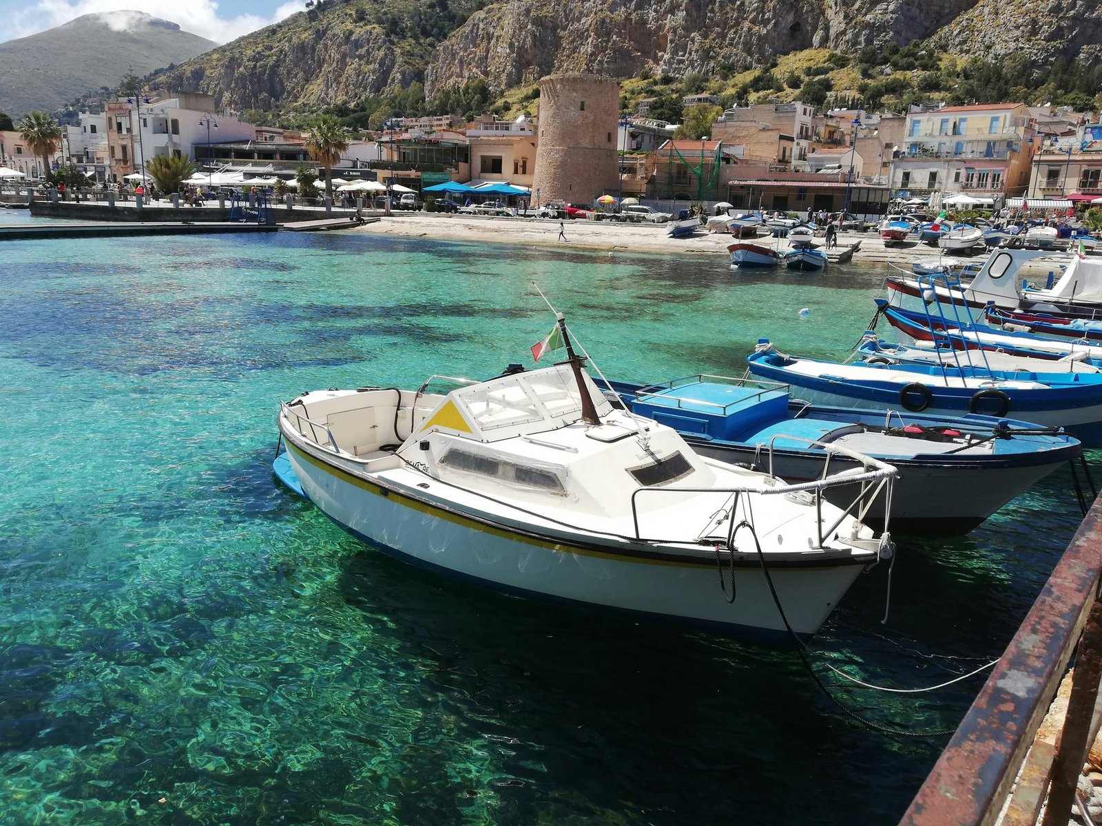 Porto di Mondello con barche colorate